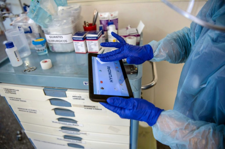 Doctors Natalia Ojeda and Moyra Lopez say they have had a lot of positive feedback from family members whose messages they have been able to pass on to terminally ill patients