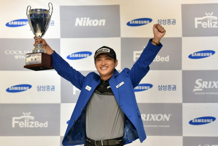 Ha Ki-won with the winner's trophy at the golf simulation tournament