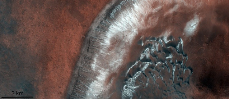 Dune_fields_in_Mars_Green_Crater_pillars