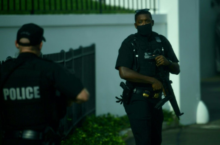 Members of the US Secret Service take up position at the White House