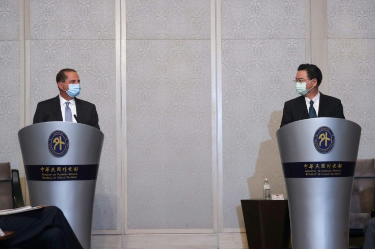 Foreign minister Joseph Wu (right) met US cabinet official Alex Azar (left) in Taipei