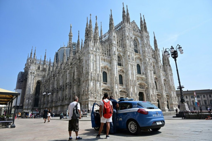 A man armed with a knife briefly took a guard hostage inside Milan cathedral but was quickly arrested by police
