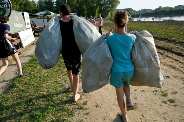 During stopovers in the evening, rowers participate in environmental awareness events with locals from along the river