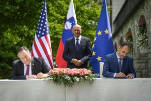 US Secretary of State Mike Pompeo (left) and Slovenian Foreign Minister Anze Logar (right), sign declaration to bar "untrusted" companies -- an apparent reference to Chinese telecoms giant Huawei -- from 5G systems