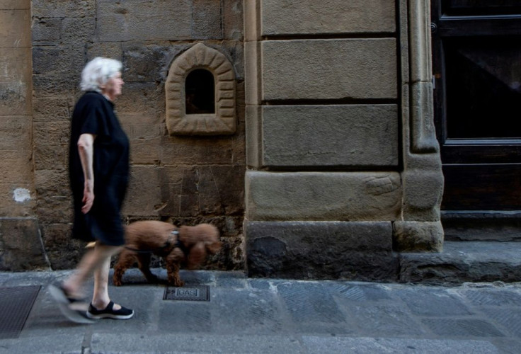 Many of the historical "buchette del vino" windows have been destroyed, especially in World War II