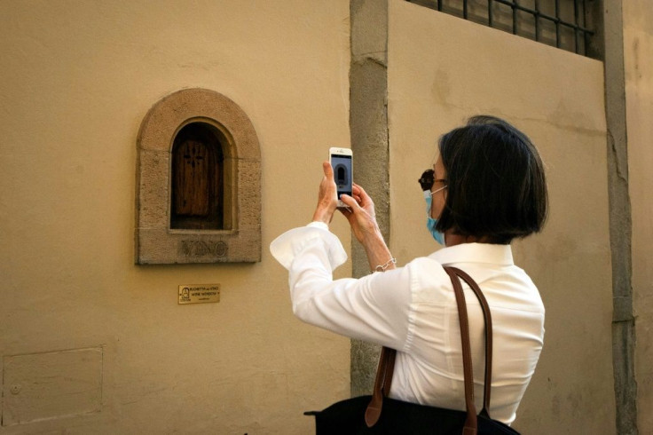 An association called "Le buchette del vino" now catalogues the small wine windows, placing plaques below each one