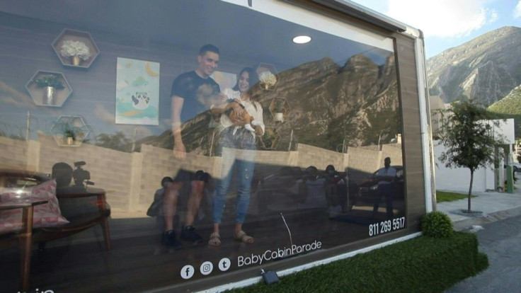 "Baby cabin": new parents show their newborns to families from a special truck