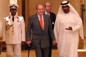 Spain's former king Juan Carlos (C) has maintained warm relations with the Gulf monarchies