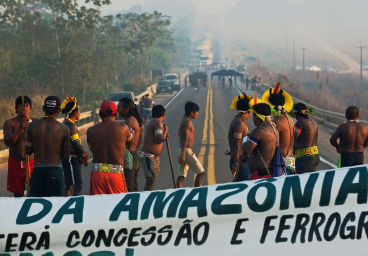 Armed with sticks, arrows and machetes, the indigenous people demand more help against the coronavirus, more compensation for the environmental damage caused by the road, and an end to deforestation and illegal mining on their reserves