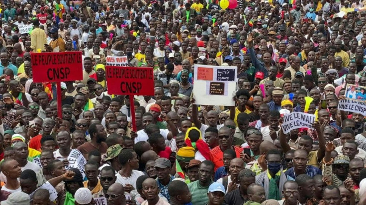Thousands protest in Mali in support of coup