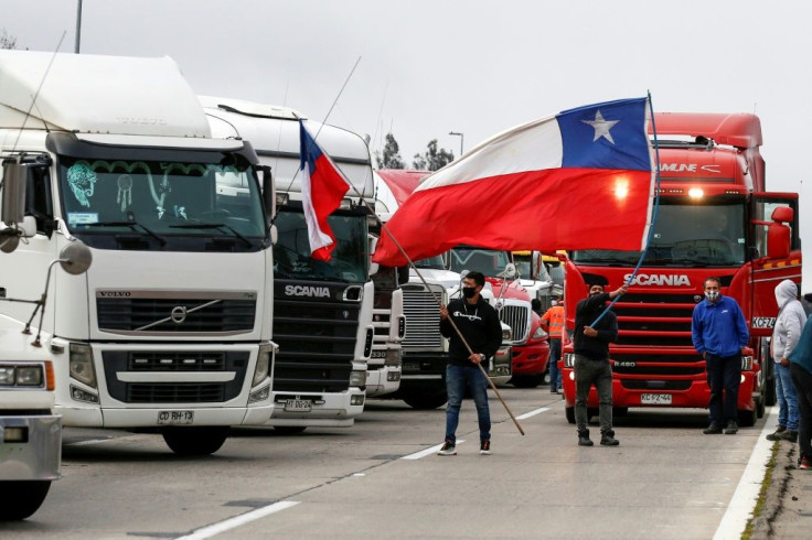 Chilean truckers have begun a series of road blocks in the south of the country in protest at attacks by Mapuche indigenous militants that are demanding land reform