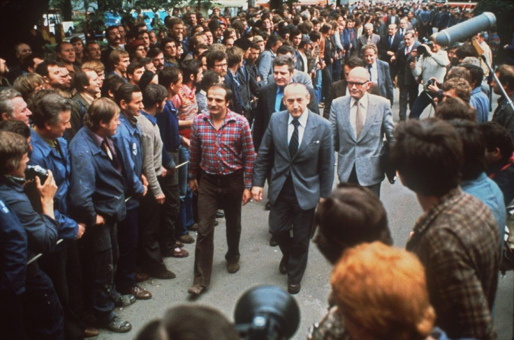 Deputy Polish Prime Minister Mieczyslaw Jagielski (R) leaves the Lenin shipyard after signing the Gdansk accord with strikers on August 31, 1980