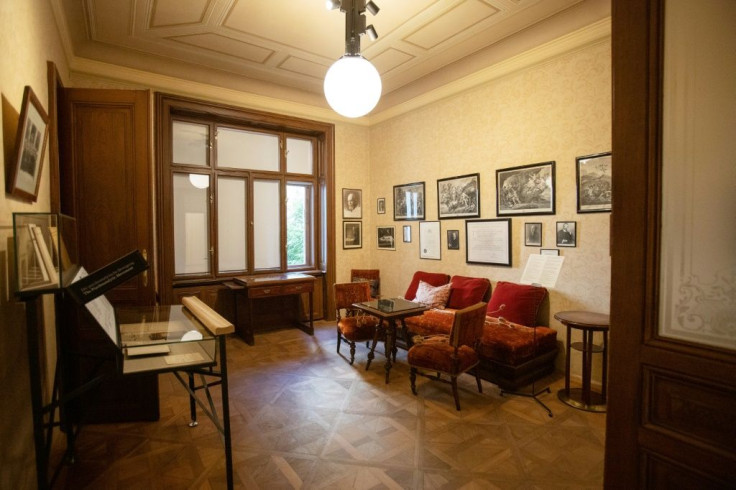 Only the waiting room, which could already be visited previously, still has its original furniture