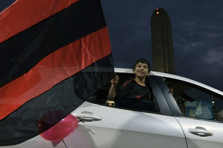 A young supporter of Newell's Old Boys passes by the Monumento de la Bandera during a convoy on August 27, 2020