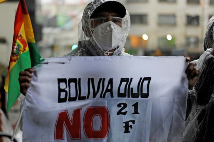 Activists and opponents of Bolivia's former president Evo Morales protest outside Bolivia's Court of Justice in La Paz on September 7, 2020: a judge confirmed that the former president  is not eligible to run for the Senate in the October elections