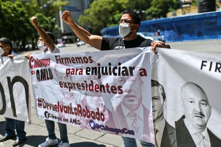 Activists collect signatures for a petition seeking the prosecution of several former presidents for corruption