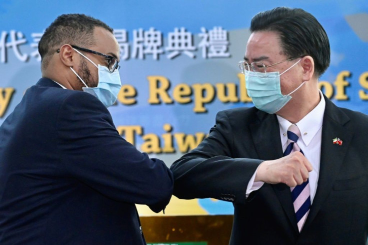 Mohamed Hagi (left), Somaliland's new representative to Taiwan bumps elbows with Foreign Minister Joseph Wu