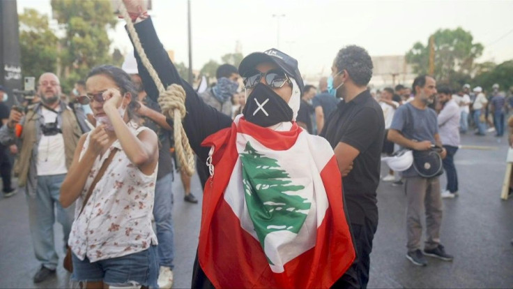 The Lebanese army fires warning shots into the air and throws rocks at protesters during clashes that broke out as anti-government demonstrators marched towards the presidential palace in Baabda just outside Beirut.Duration:01:09