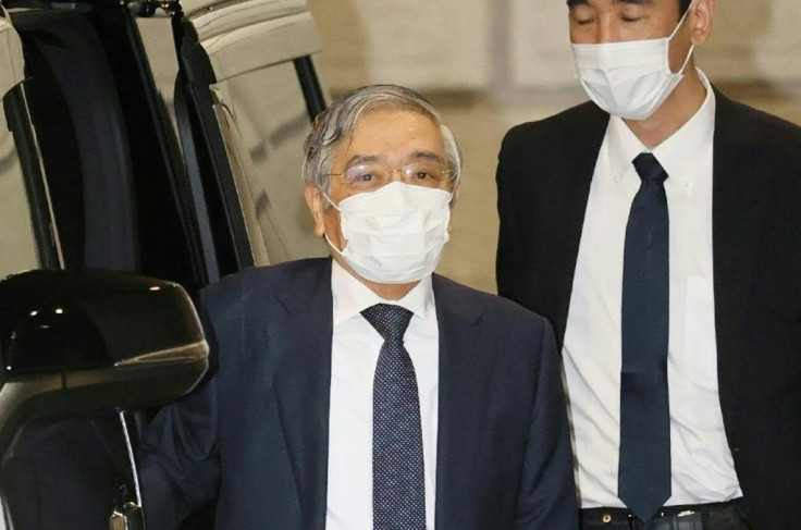 Bank of Japan Governor Haruhiko Kuroda (L) said he had 'no plan' to step down before his term ends in 2023