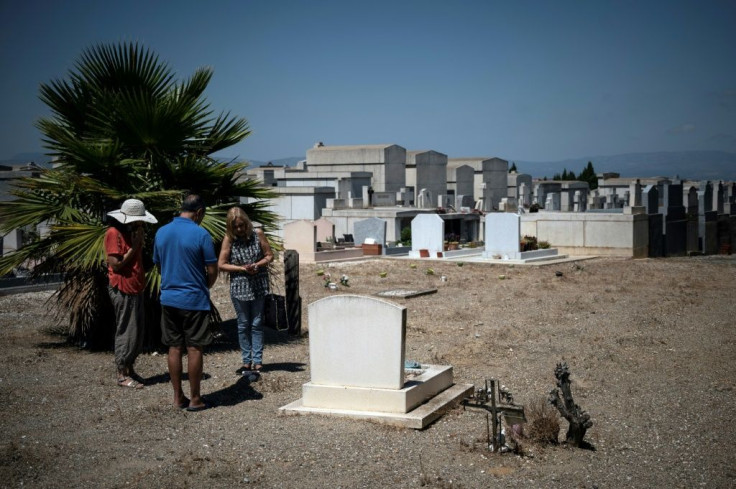 The Dargaids are shocked at the forgotten and unmarked state of their brothers' graves