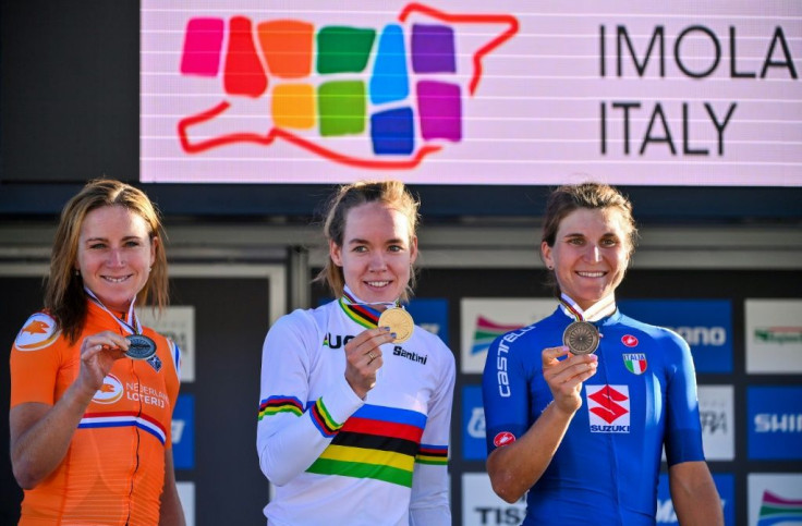 Defending champion Annemiek van Vleuten (L) competed with a broken left wrist.