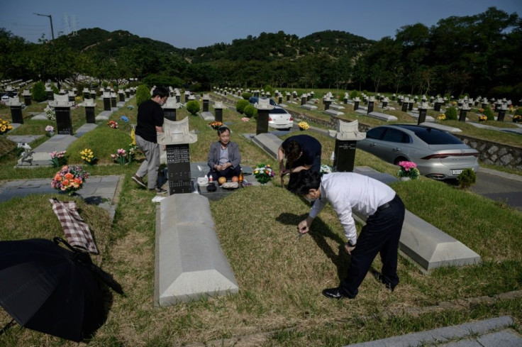 The most important ceremony during the South Korean harvest festival Chuseok sees families visit their ancestors' graves