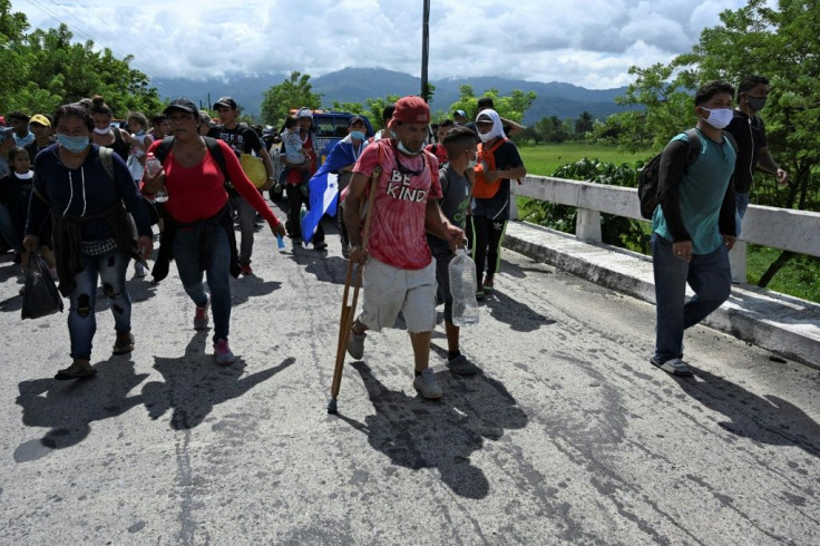 Honduran migrants heading north after crossing into Guatemala at Entre-Rios