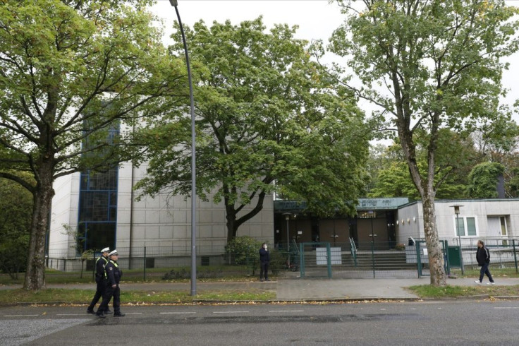 The suspect, 29, was arrested by police officers who were assigned to protect the synagogue in Hamburg