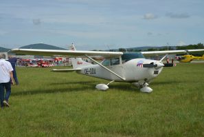 small plane Cessna 182