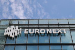 Pan-European stock market operator Euronext has agreed to buy the Milan bourse from the London Stock Exchange (LSE) for 4.33 billion euros