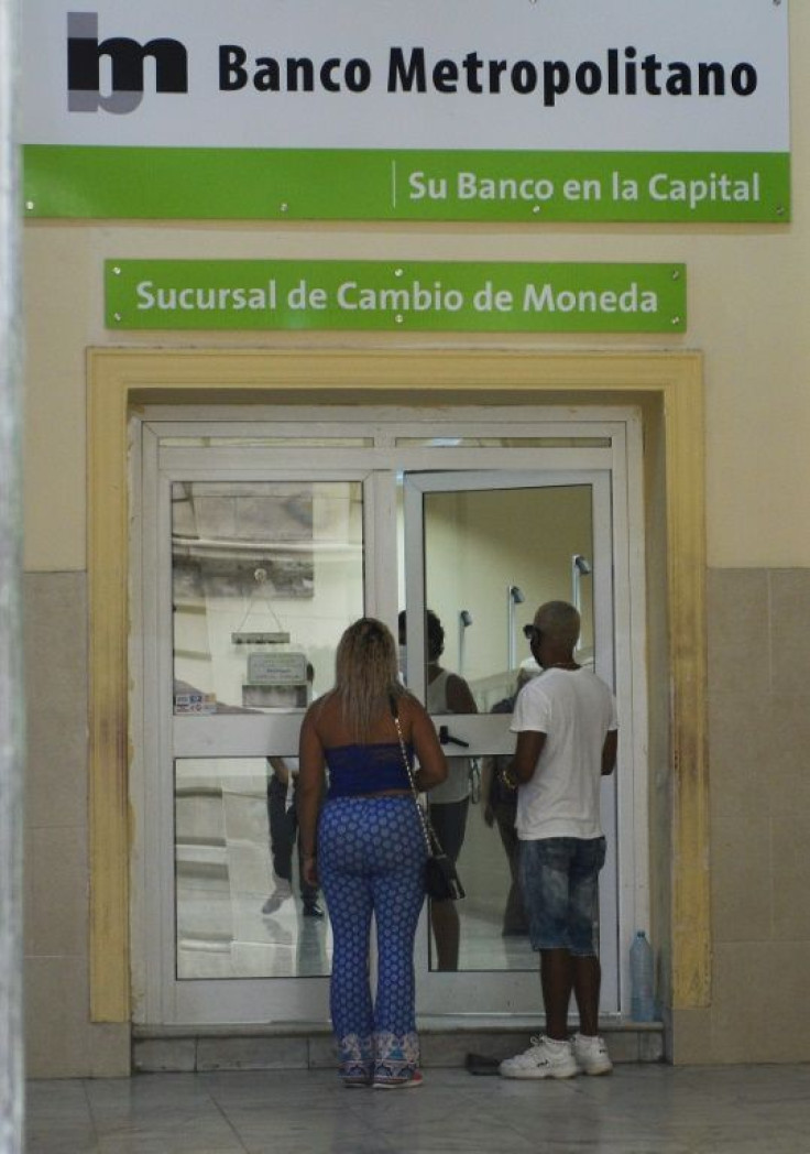 People queue to change money at the Metropolitan Bank in Havana in September 2020