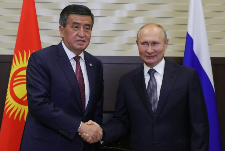 Kyrgyz president Sooronbay Jeenbekov (L) is close to Russia's Vladimir Putin