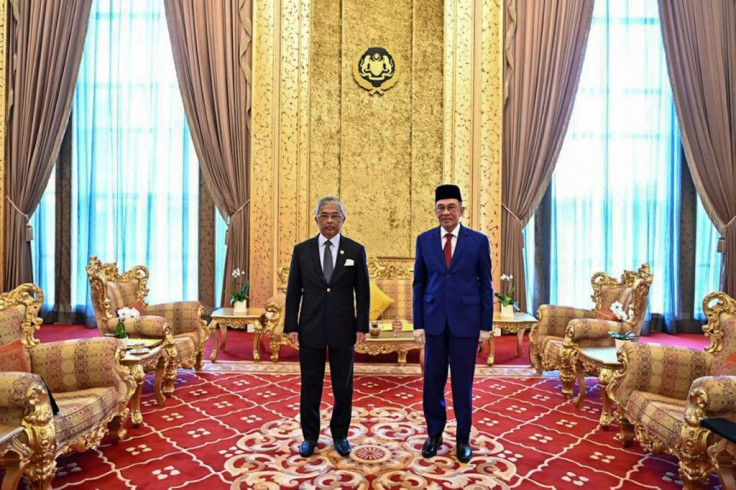 Anwar Ibrahim (R) met with Malaysia's king, Sultan Abdullah Sultan Ahmad Shah (L), seeking to show he had enough support to form a government