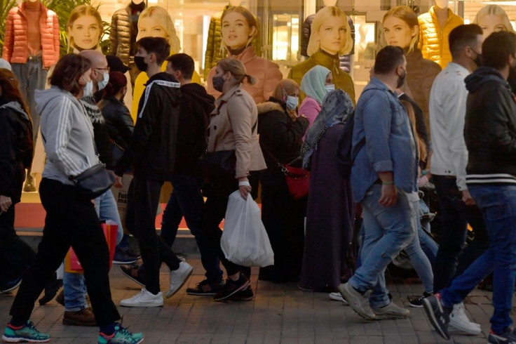 Businesses argue that people will be less exposed in shops and restaurants because of protocols such as mandatory mask-wearing