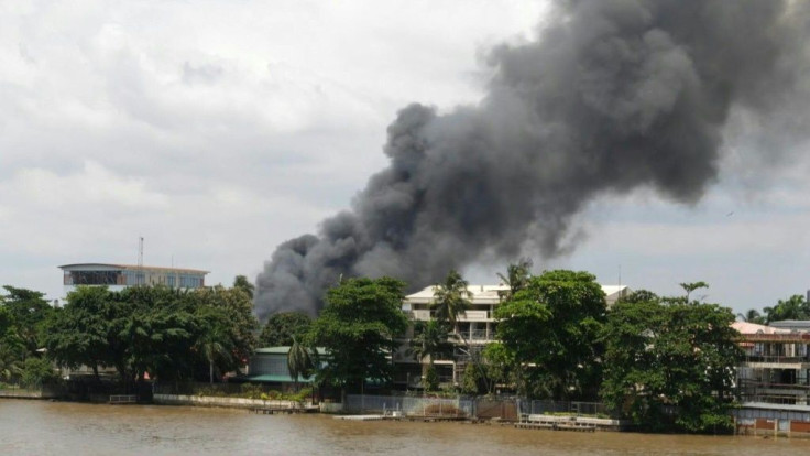 IMAGES Thick black smoke billowing from the roof of Lagos' central prison the day after another day of violence in the Nigerian megalopolis.