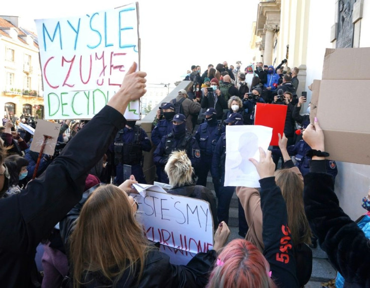 Protesters, brandishing placards bearing expletives and others saying "I wish I could abort my government", clashed with police and supporters of the ban