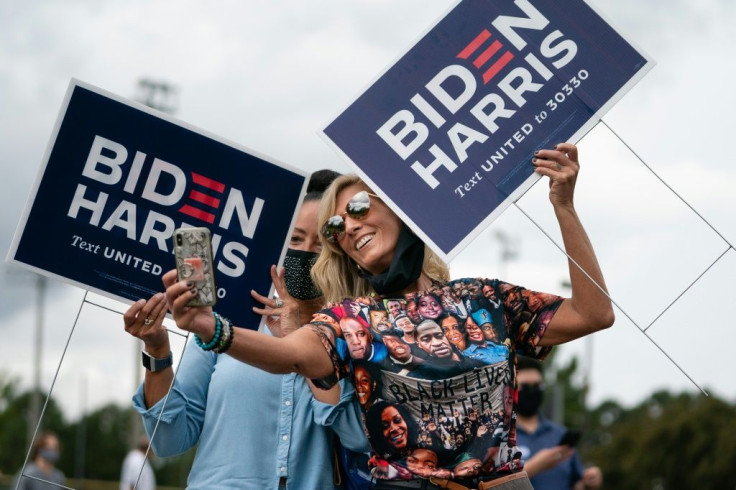 Two women holding Biden/Harris lawns signs in Duluth, Georgia