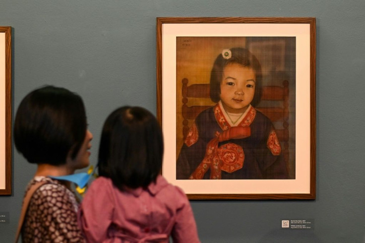 Bich specialises in silk paintings of daily life and ordinary people