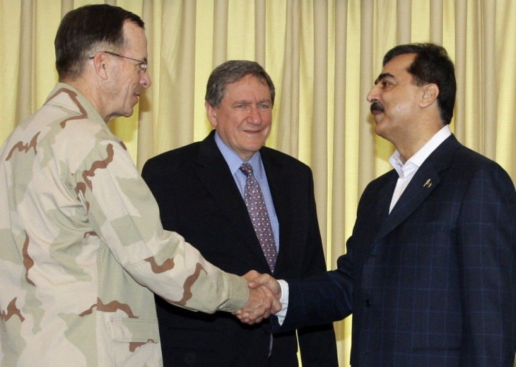 Pakistan&#039;s Prime Minister Gilani shakes hands with Chairman of the U.S. Joint Chiefs of Staff Admiral Mullen as Holbrooke, special U.S. envoy to Afghanistan and Pakistan, looks on in Islamabad