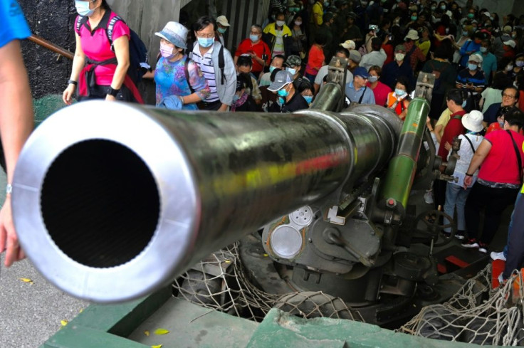 Tourists inspecting a US-made Howitzer on Kinmen