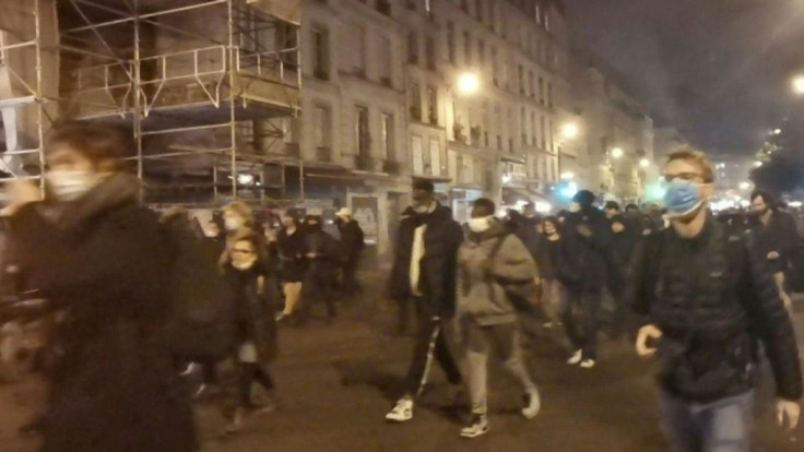 "Work, consume and shut up": about 200 demonstrators protest in the third district of Paris against a new coronavirus lockdown.