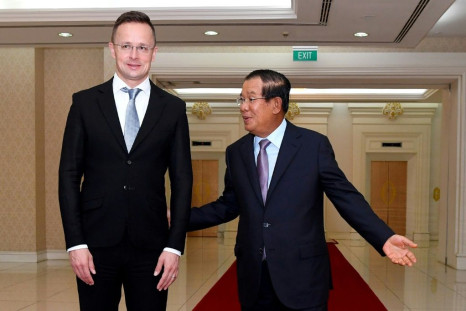 Neither Peter Szijjarto (left) nor Hun Sen (right) wore a mask when they met