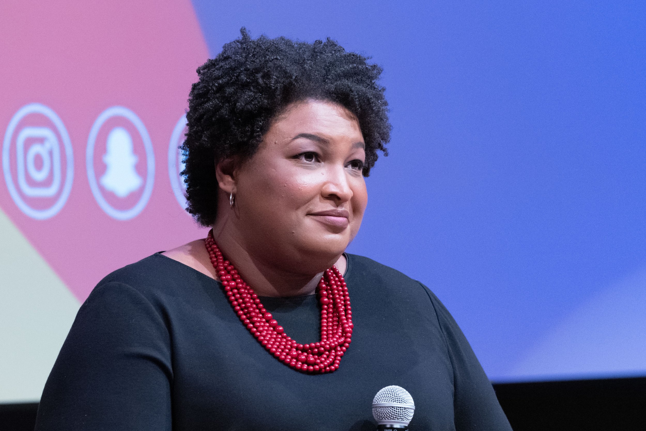 Stacey Abrams Draws Flak For ‘Slip Up’ In Maskless Photo At Elementary ...