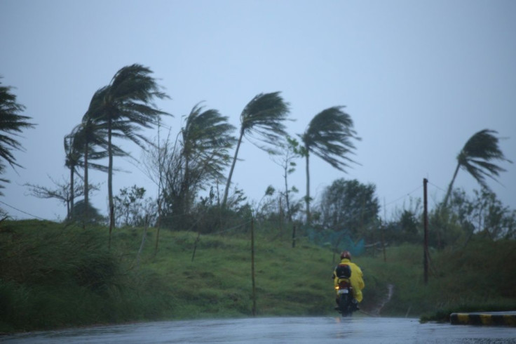 Winds batter Legazpi City, Albay province