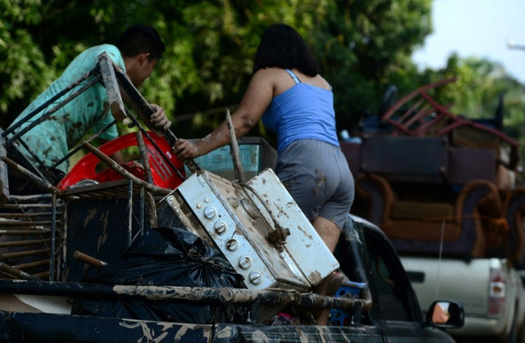 Families evacuating from the path of Iota Yoro, Honduras