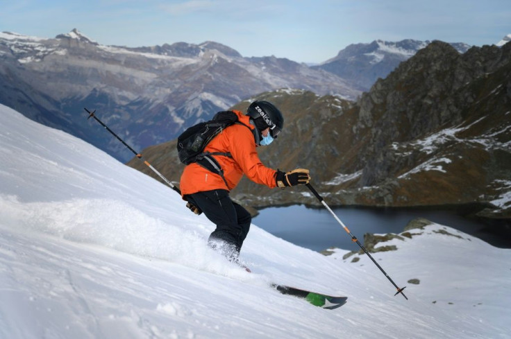 The Swiss Ski Lift Association has made it mandatory to wear a facemask not only in closed cable car cabins, but also on open-air chair lifts and in queues