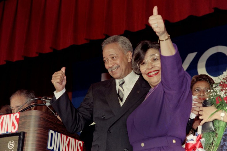 Dinkins dan istrinya Joyce merayakan setelah memenangkan walikota pada tahun 1989