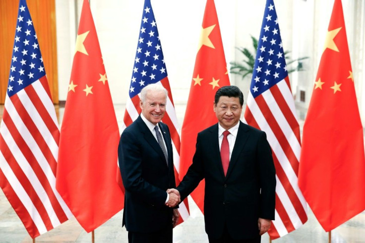 Presiden China Xi Jinping bertemu dengan wakil presiden Joe Biden pada 2013 di Beijing