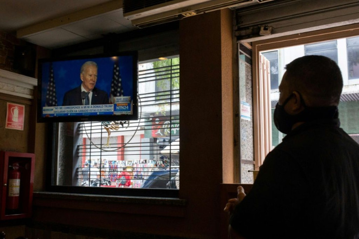 Presiden terpilih AS Joe Biden terlihat di televisi di sebuah restoran Caracas pada 4 November 2020