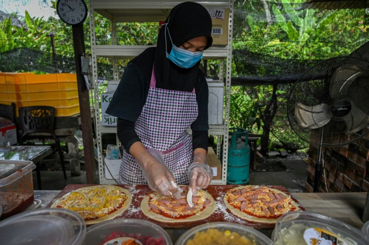 A Malaysian family made their own oven to roll out a few dozen pizzas in time for the holy month of Ramadan in April in the Muslim-majority country